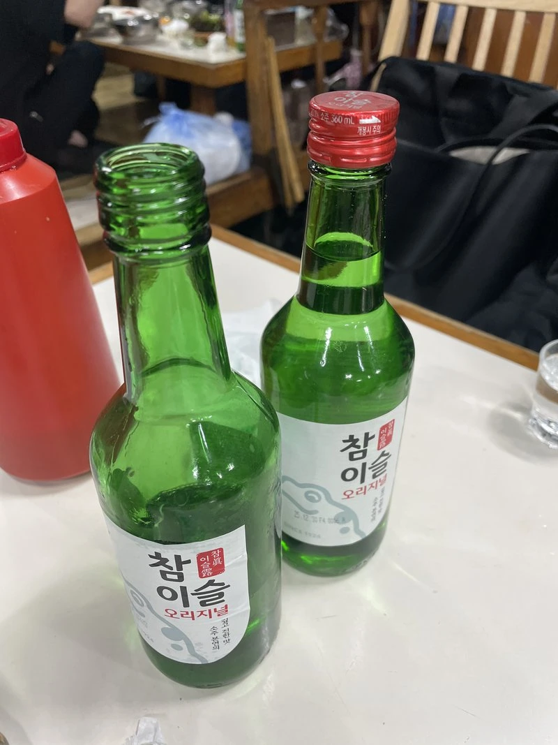 소주 두 병이 테이블 위에