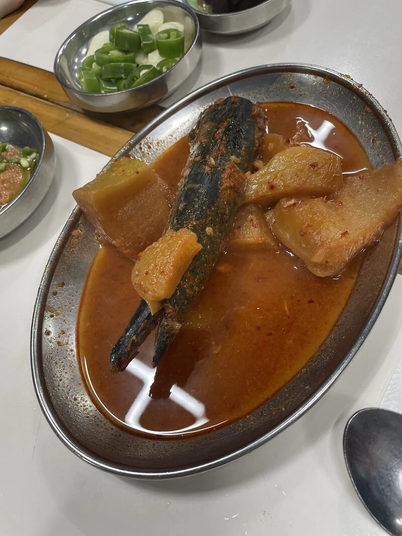 매운 생선탕과 채소 요리