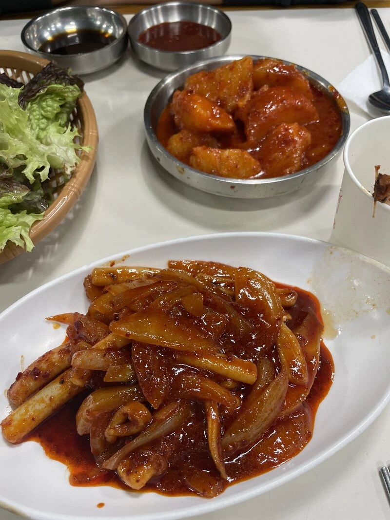 매운 떡볶이와 반찬들