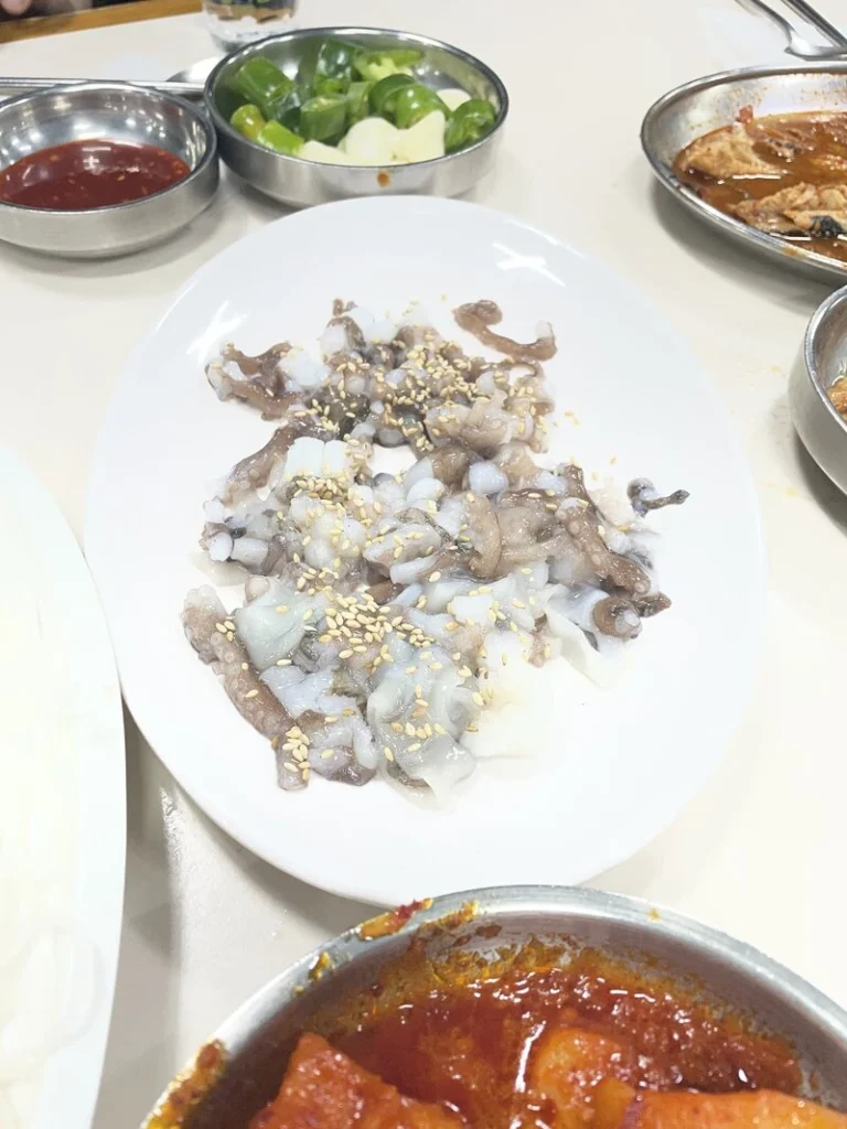 신선한 낙지와 양념이 있는 접시