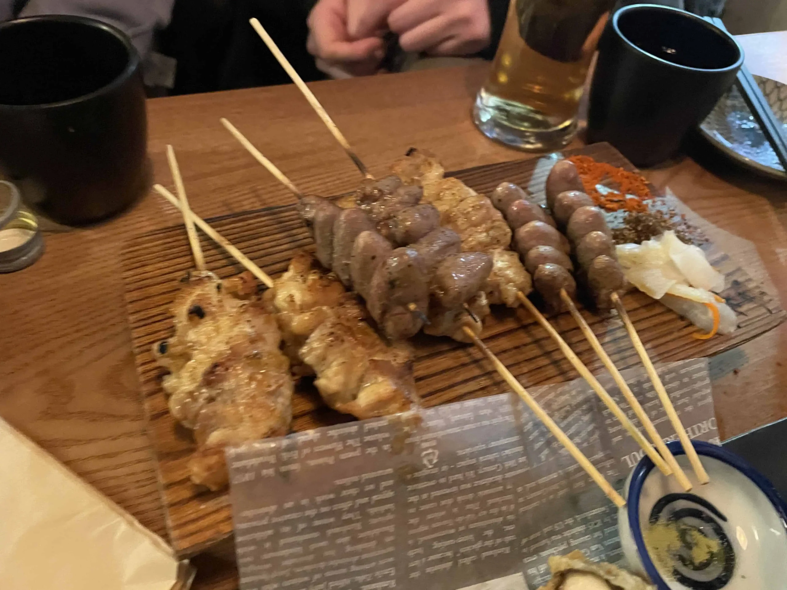 꼬치구이와 소스가 있는 음식