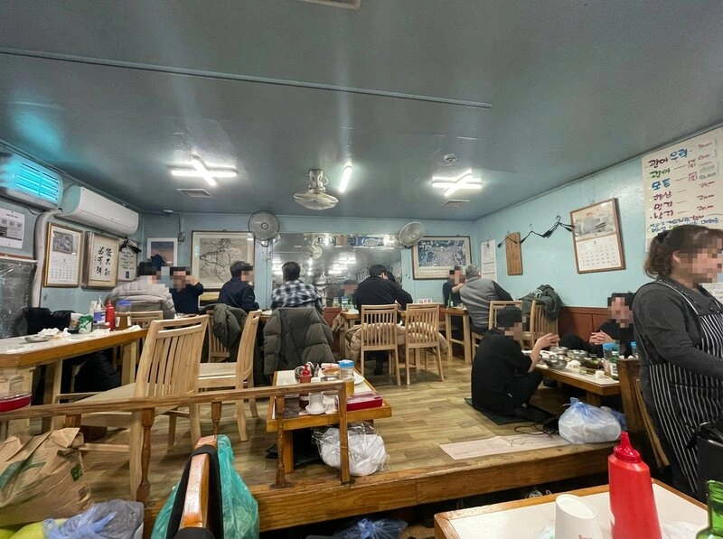 사람들이 식사하는 식당 내부