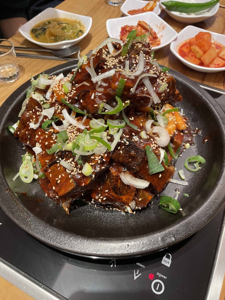 매운 갈비찜과 채소들