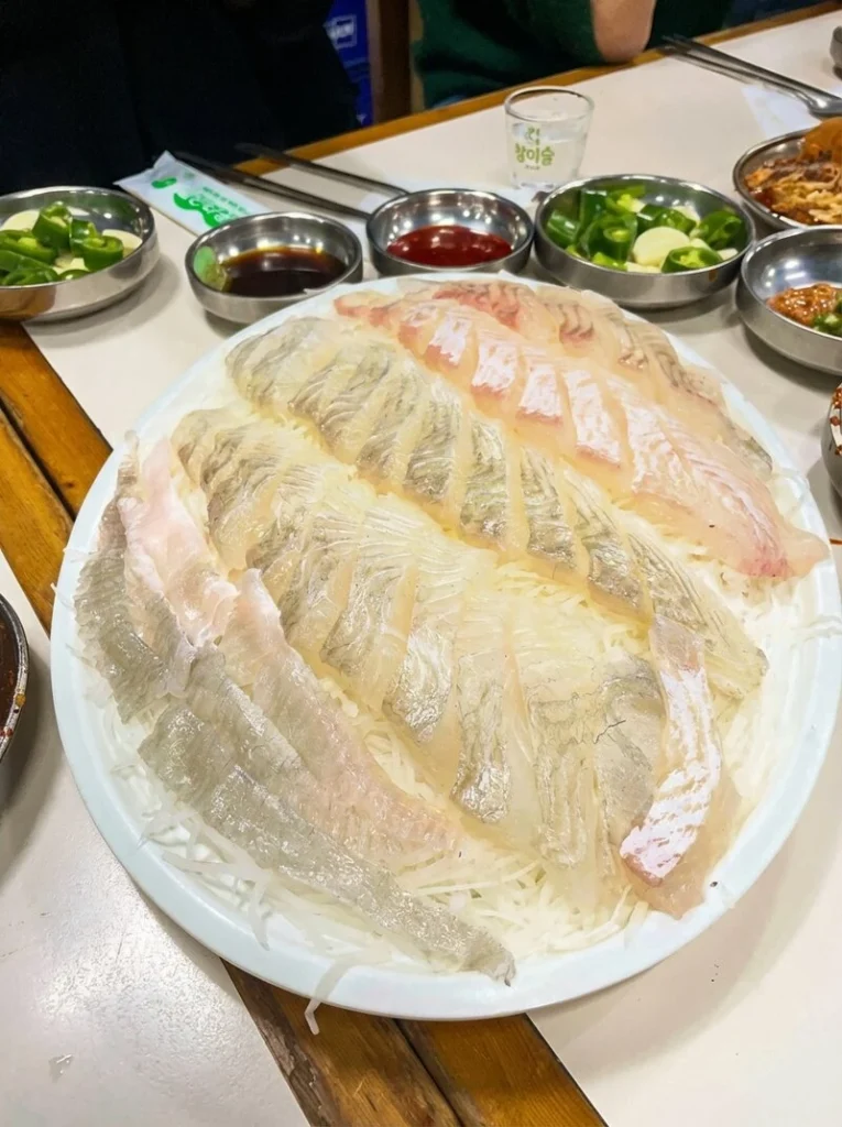 신선한 회가 담긴 접시